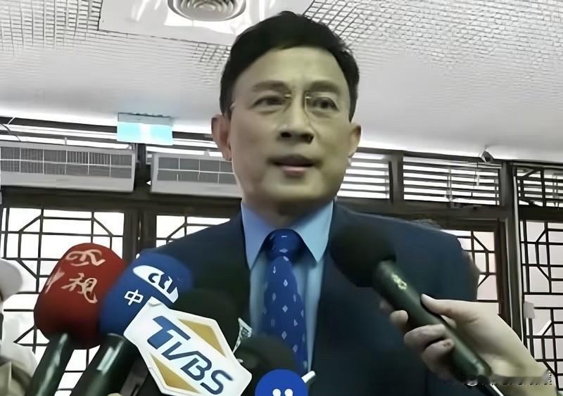 一早起来看彭P的新闻。不得不说，他「变节」以来，我怎么觉得……更帅了？😂

以