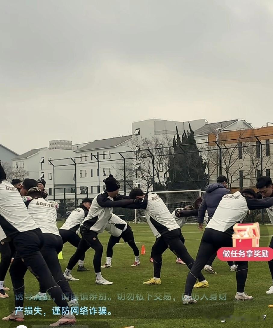 今天在昆明海埂足球训练基地，陕西联合俱乐部目前的试训球员和留队球员们，在主教练亨
