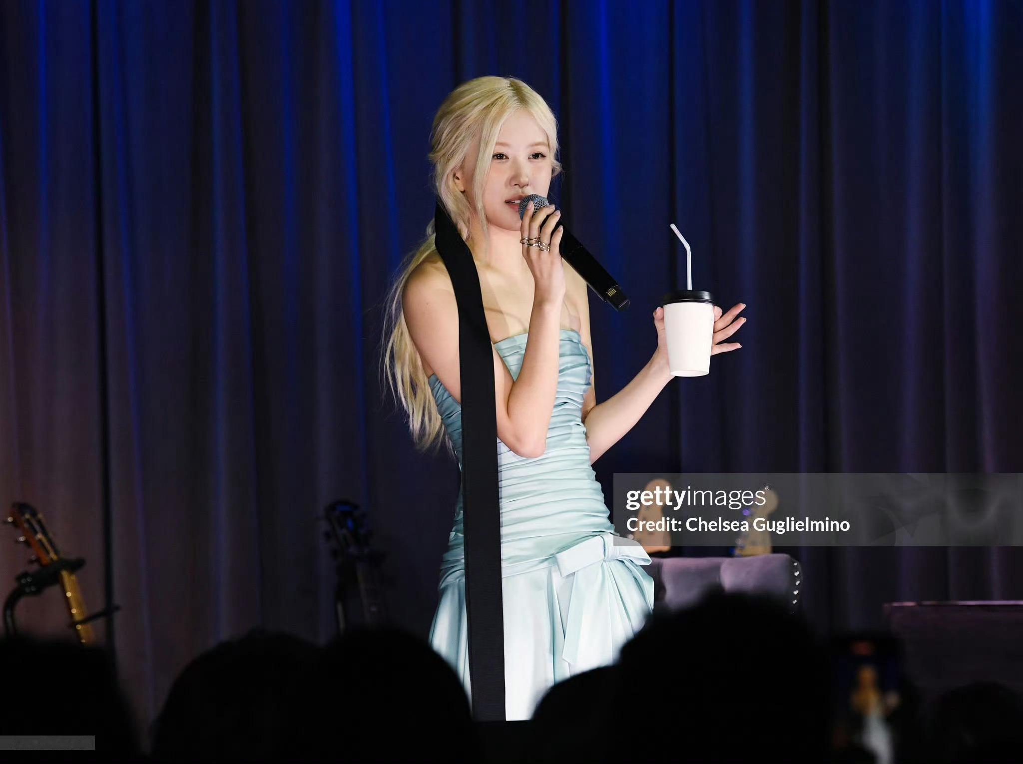 ROSÉ Omg..这是G社生图不需要任何首饰衬托也好美