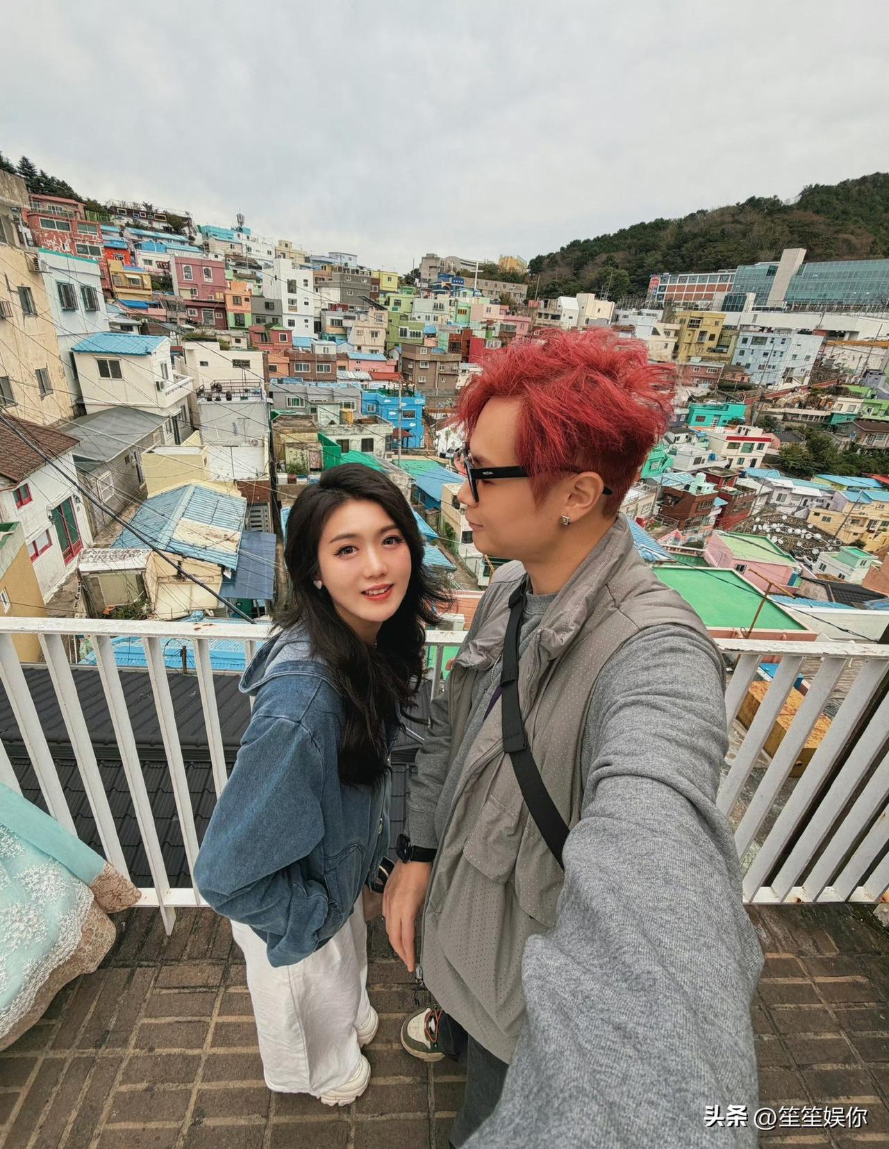 我觉得现实老婆可爱又漂亮，很有薛凯琪的感觉。虽然不是明星但是比她老公有明星味多了