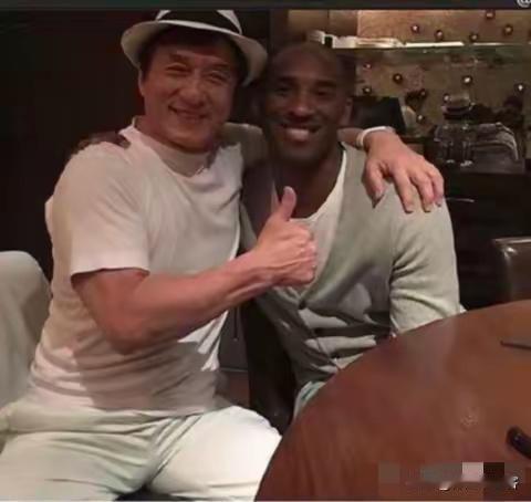 1.74米的成龙与1.96米的科比，双骨龙与科比坐在一起，成龙的骨架及魁梧甚至说