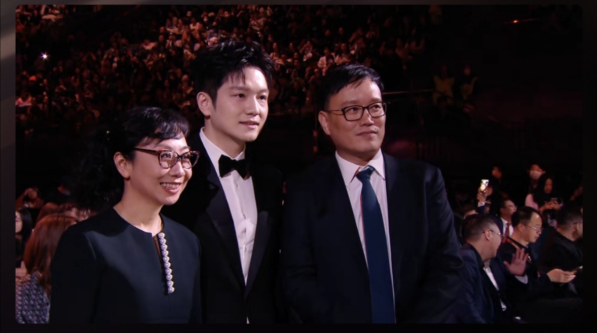 王高飞你好大的福气哟，也是和我们的超级全满贯樊振东合照上了，东哥真是白到反光[收