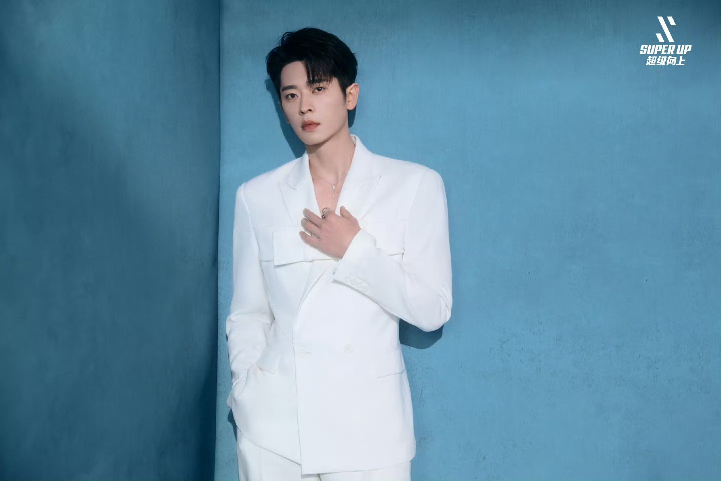 丞磊真空西装上锁了 真空西装的大胆被他穿出高级感，胸前绑带又增添了神秘气息，整个