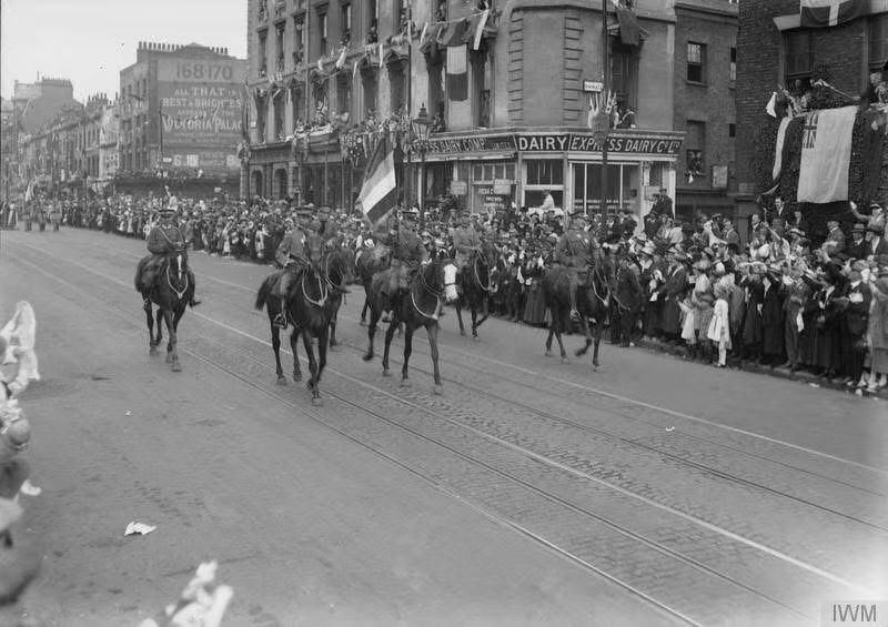 1919年7月，英国伦敦，当时的北洋政府派员参加协约国胜利大游行！

照片可见我