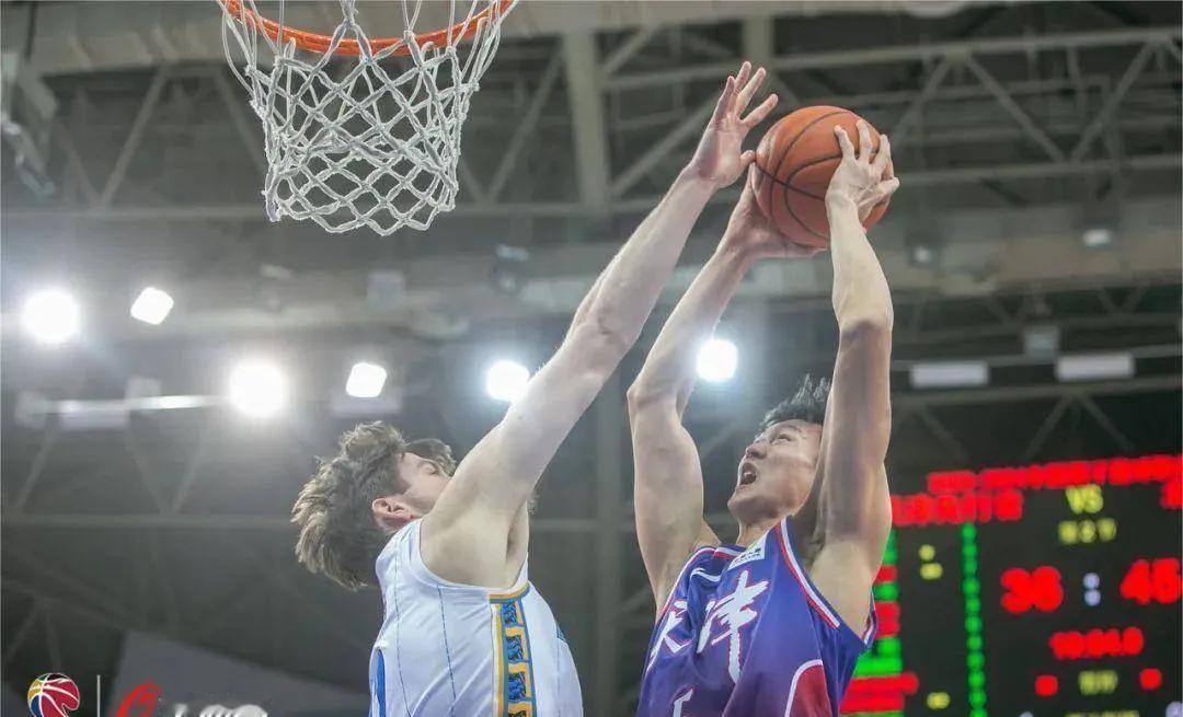 CBA最新消息：8月7日，据记者宋翔最新消息，天津男篮正式和本土锋线球员赖俊豪完