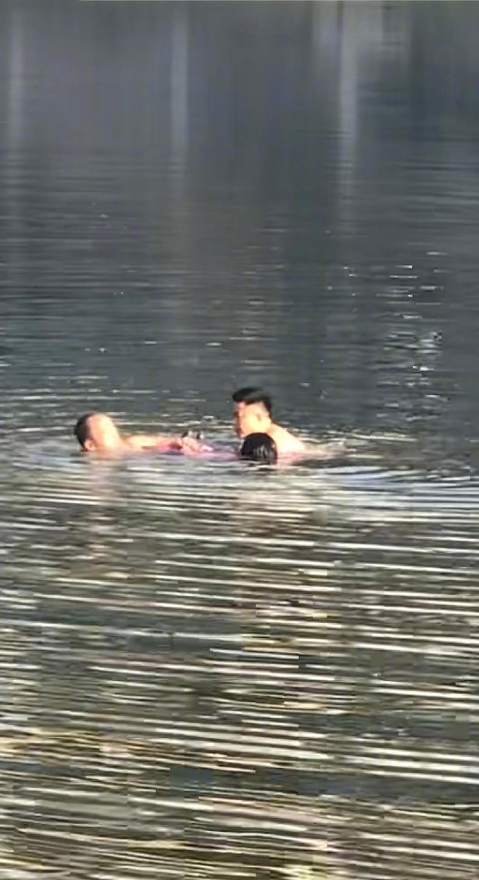 【四川达州一女子落水，两男子跳入冰冷河中救人，市民为勇士送上干衣服】两男子跳入冰