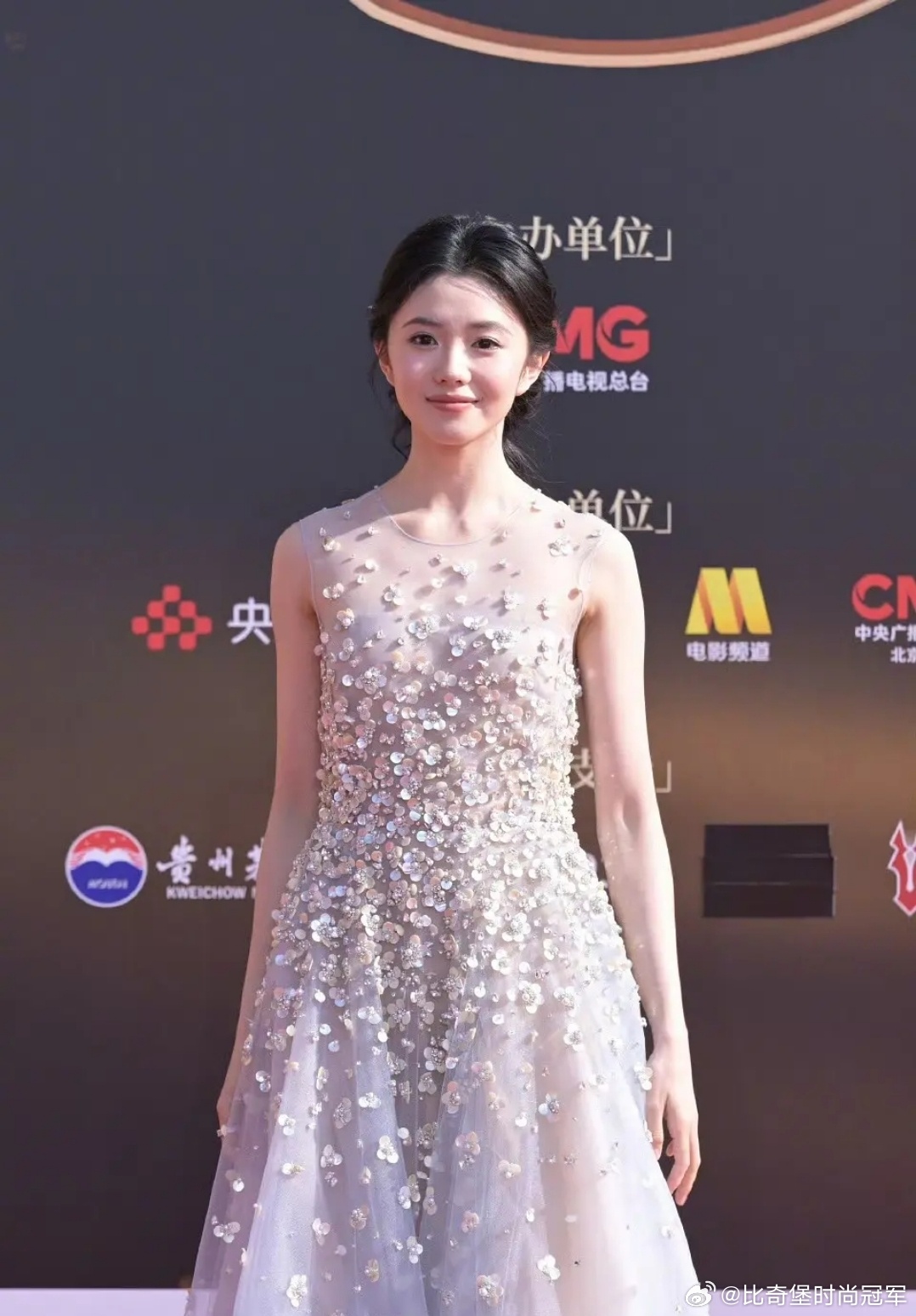 团队高定审美太一般了 刘浩存这张脸明明很能玩花样的 