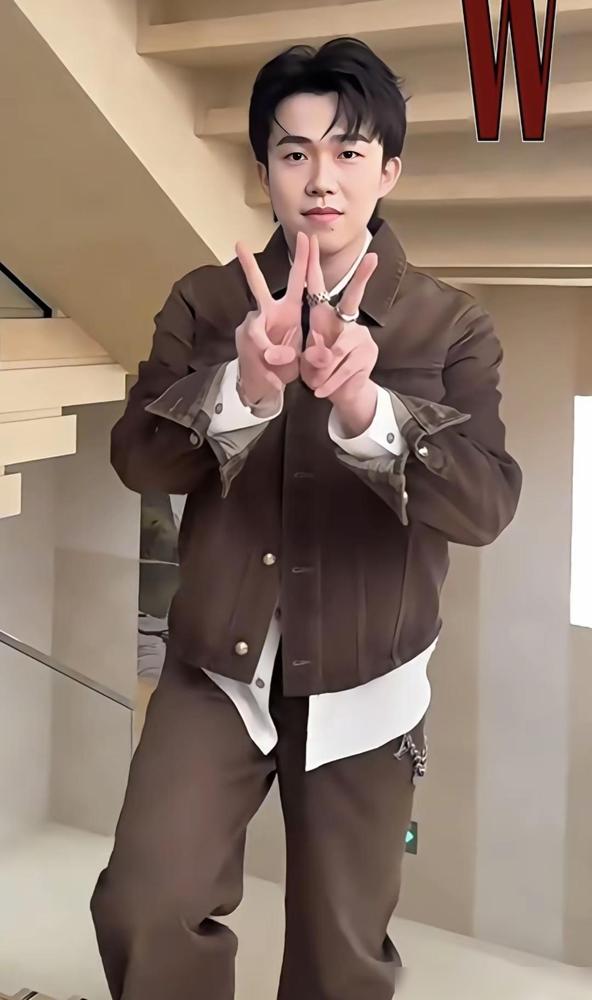 头哥一个手势，就给所有明星的“刻意营业”上了血淋淋的一课。

谁能想到在LV那种