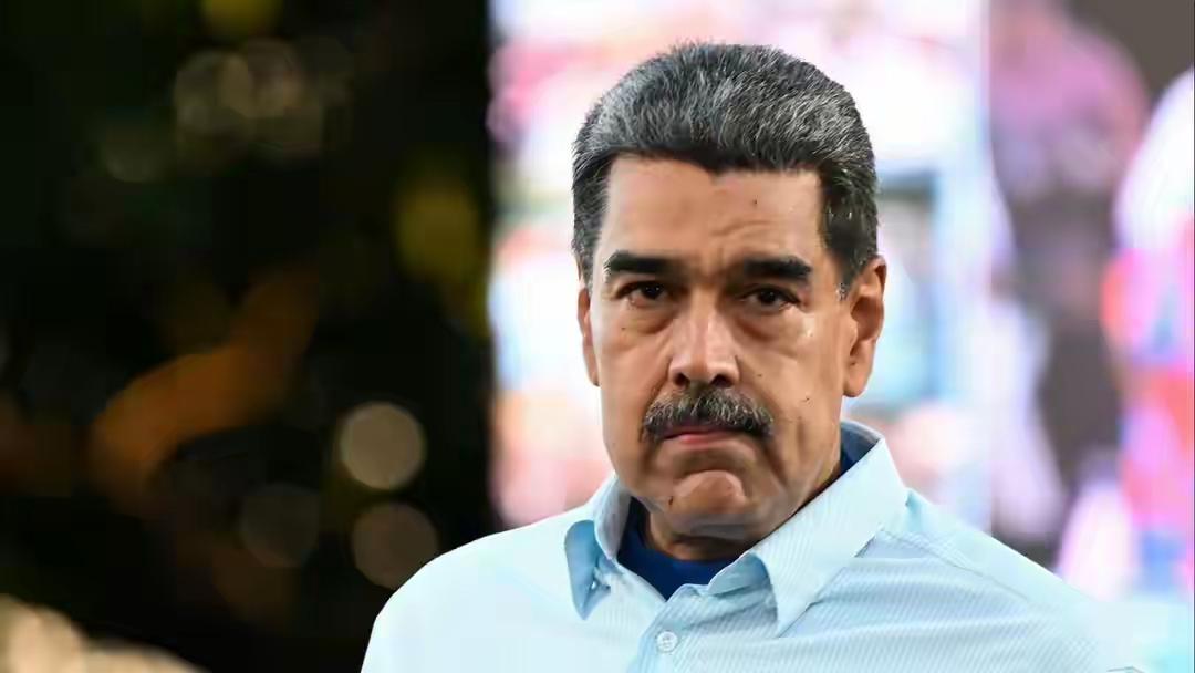 美方悍然入侵主权国家，将一国之首抓走，此乃赤裸裸的恐怖主义行径！所谓“禁毒”不过