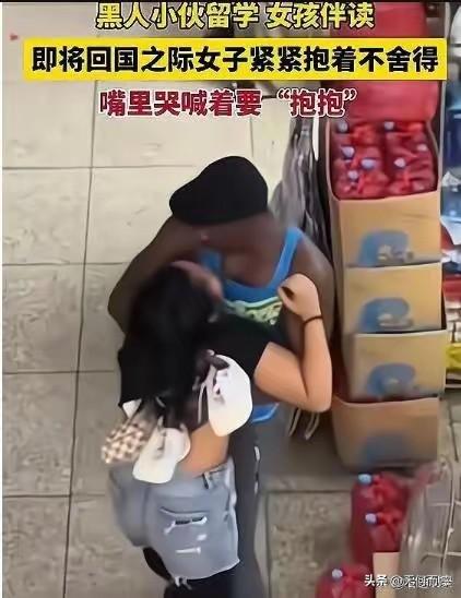 男友完成学业要回国了，女孩难以割舍，在分别之际，哀求男友抱抱他，甚至都要下跪了，