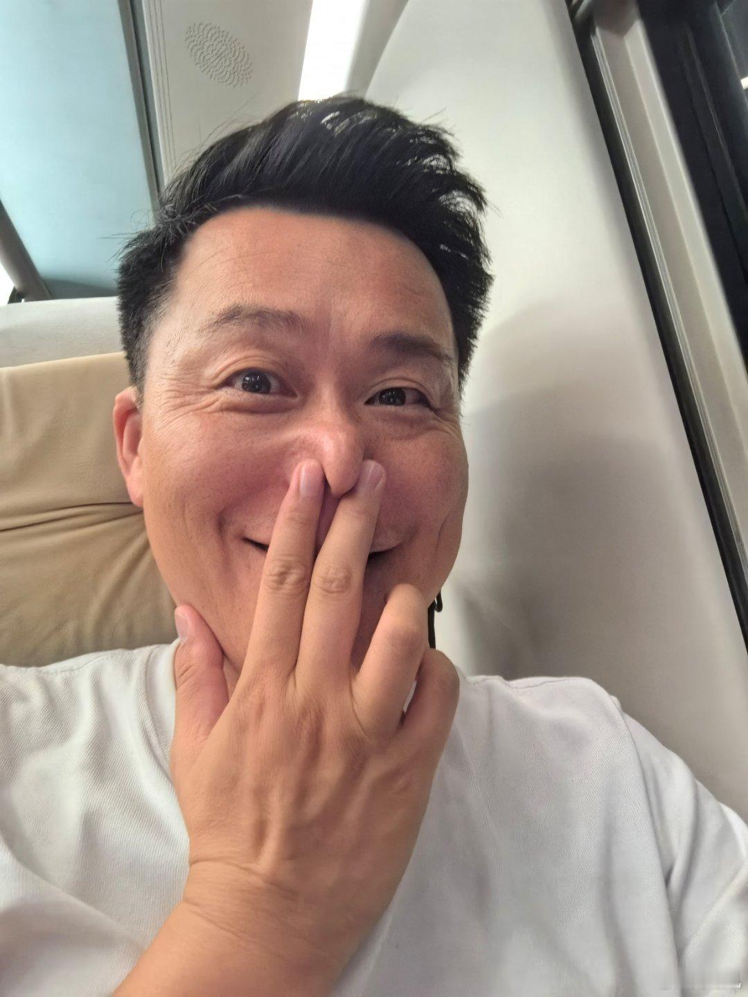 对于高铁和飞机小孩哭闹这种事，我的看法一直是：忍着。因为这是公共区域，此外你可以