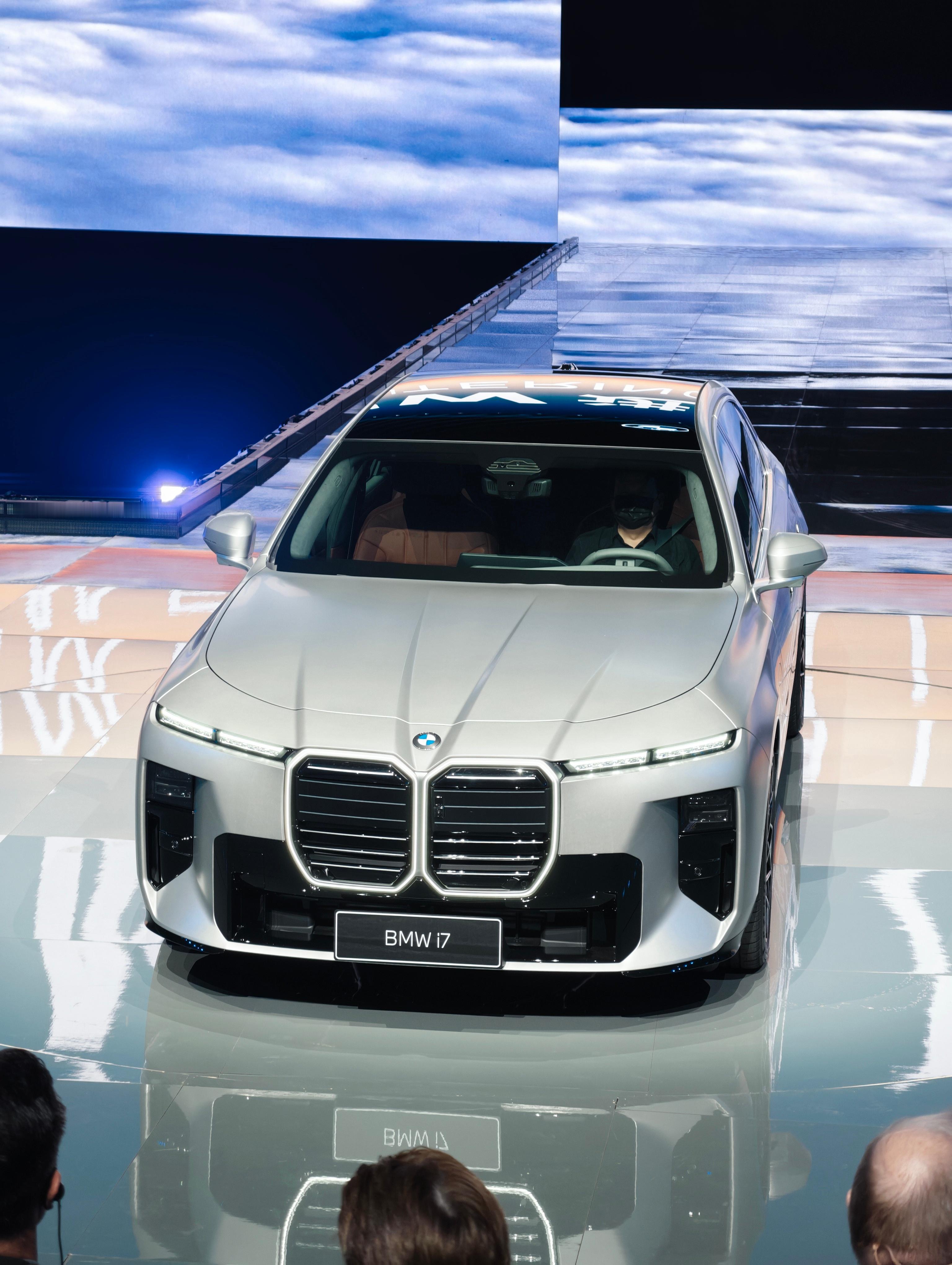 中期改款宝马7系和设计总监霍伊顿克 2026北京车展