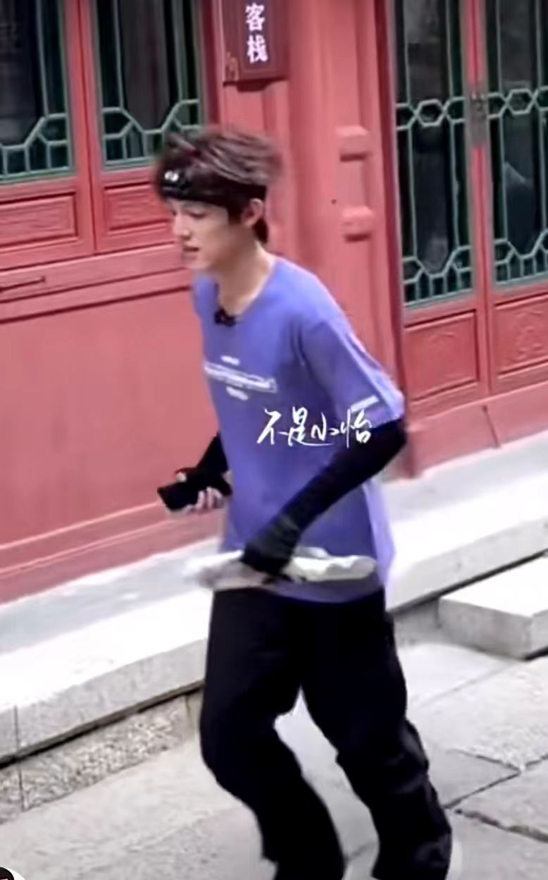 张泽禹在《全员加速中》的表现太绝了！开场狂奔，后来却在猎人面前“作妖”，这前后反