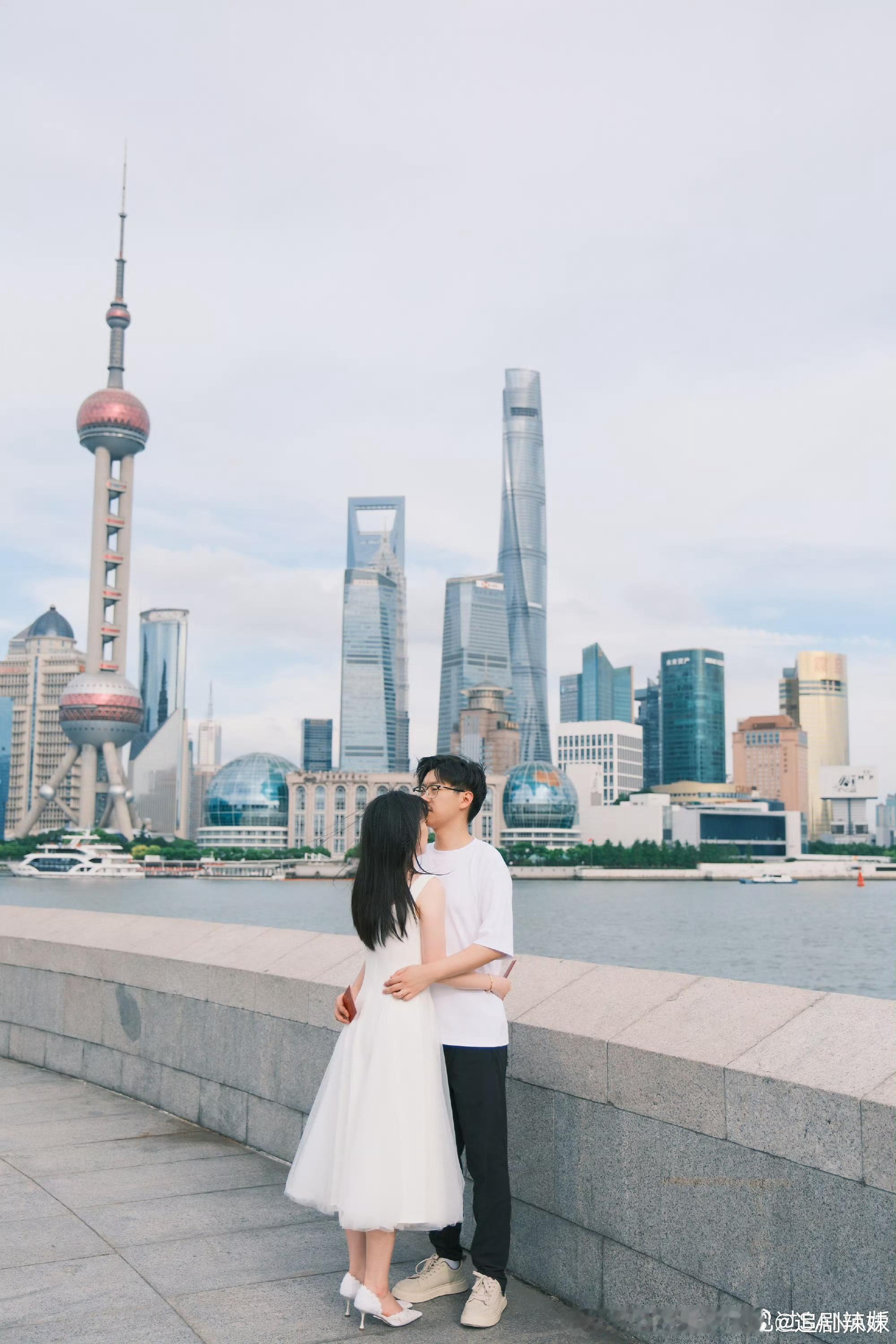 在上海领证一站式搞定备婚烦恼 现场配套很完善，从拍照到登记一气呵成，一站式体验真