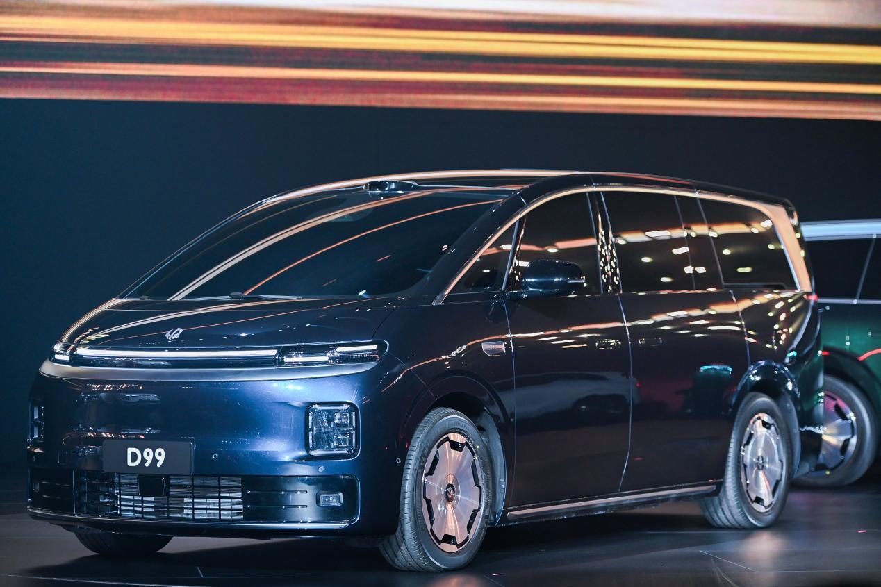 零跑成立十周年之际，首款MPV正式亮相。 

昨天，零跑成立十周年大会完美落幕，