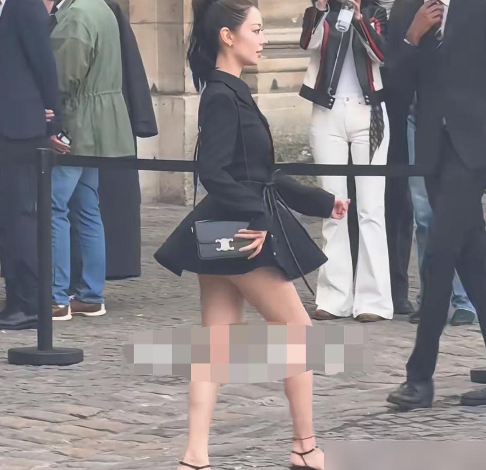 吉娜这次学聪明了，在巴黎死活不露腰，全程拿包死死挡住。你以为她怕了？
 
想当年