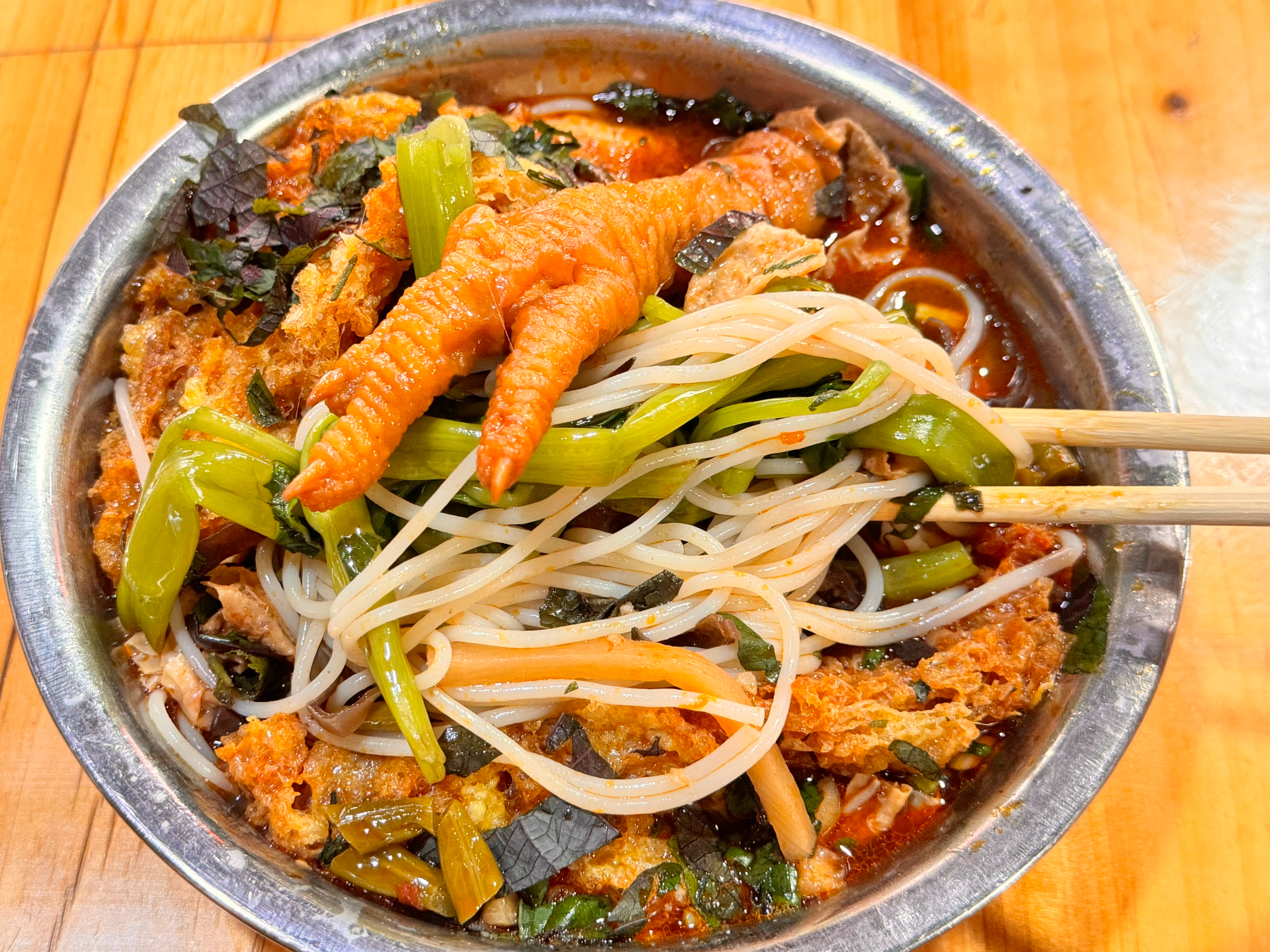 来柳州第一碗🍜 柳州·停车场螺蛳粉