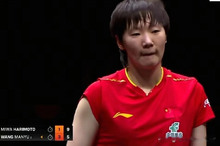 王曼昱4：2战胜张本美和闯进香港总决赛的八强。前两局打得很顺利11：6，11：8