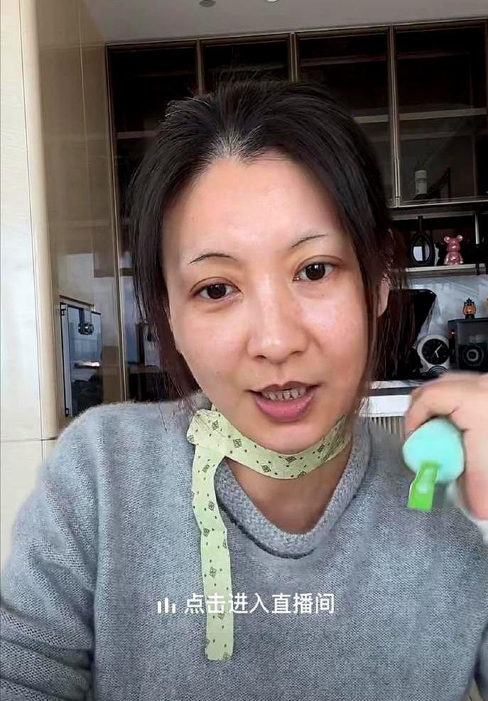 43岁斓曦素颜直播，脸垮了，人却赢了。
镜头怼脸，没滤镜没打光。
眼袋明显，法令