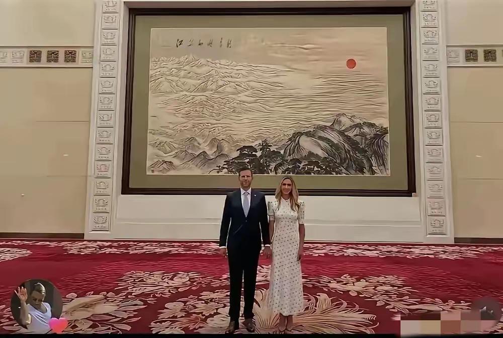 这幅国画怎么看都是那么大气磅礴–––江山如此多娇！怪不得特朗普的儿子和儿媳在这里