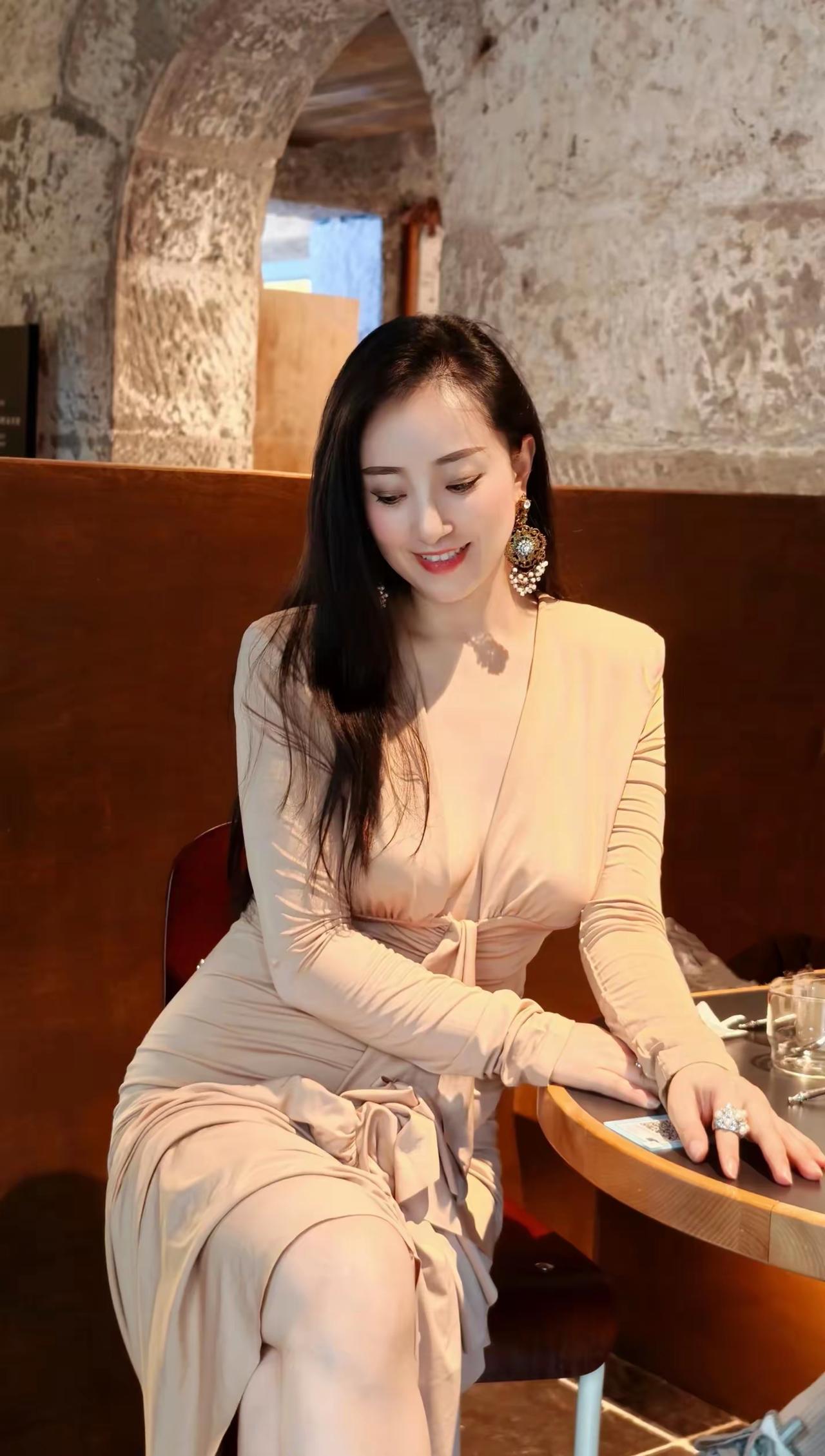 温暖的光线、优秀的身材、专业的美姿，构成了让人难忘的画面。