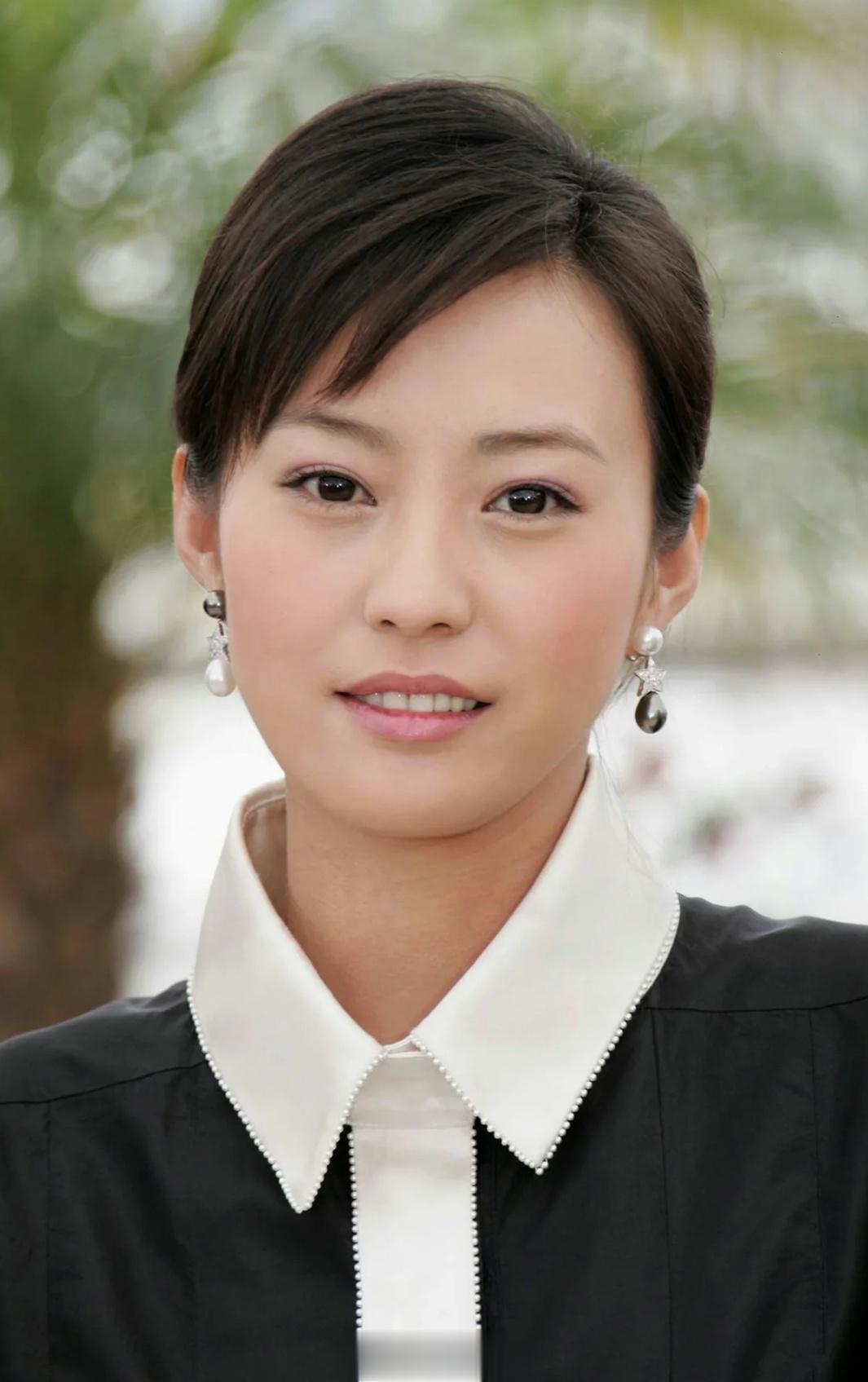28岁郝蕾旧照天呐，郝蕾太太太美了，果然美女不需要靠太多化妆品修饰，我眼睛根本离