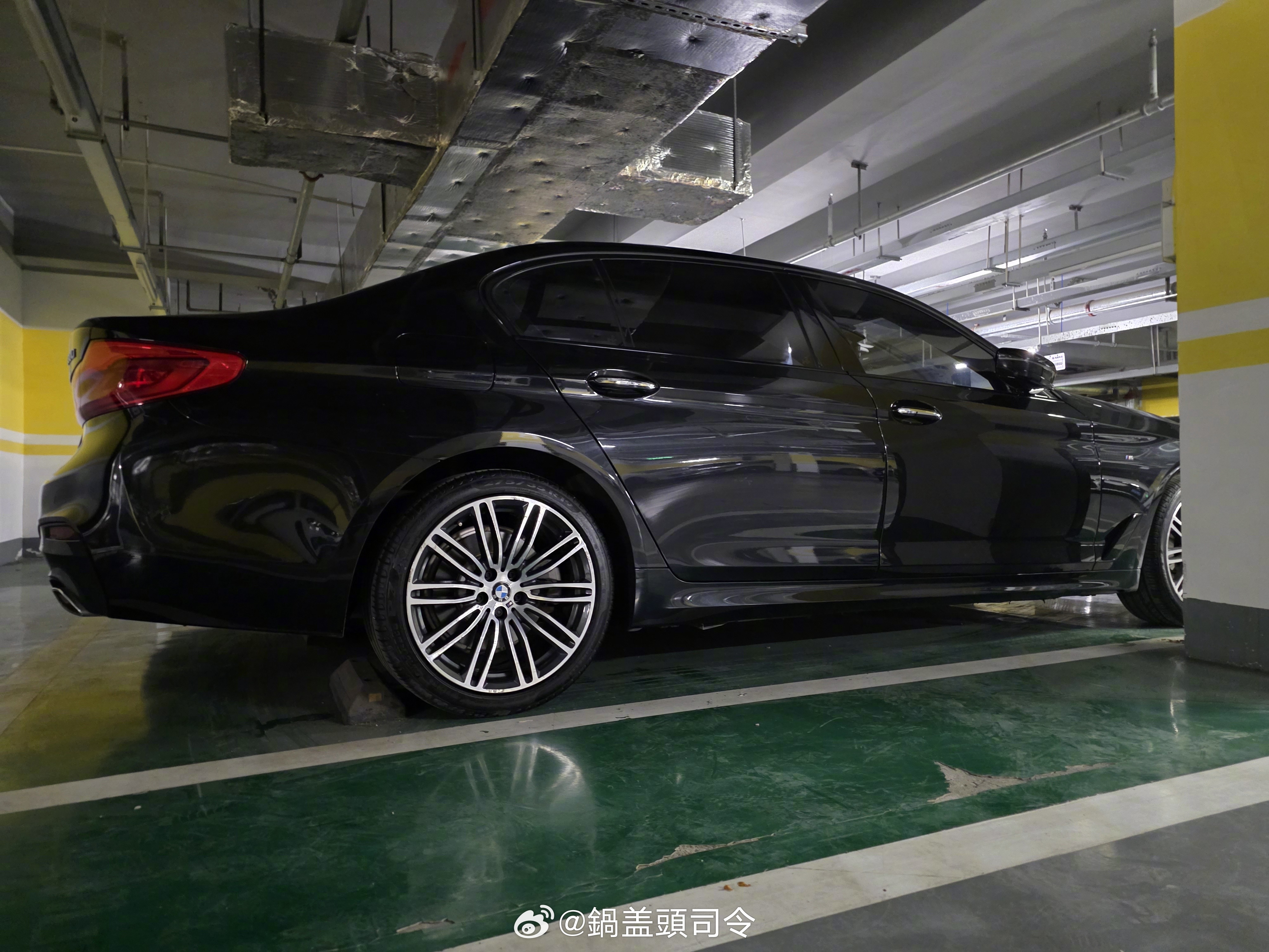 19年买的这辆宝马5系，依旧锃光瓦亮。这腰线，这侧颜，放在今天依旧能打。大灯经典