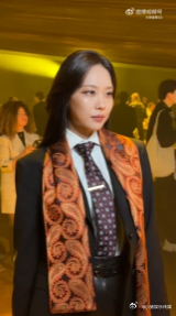 G社镜头下的王霏霏 王霏霏米兰时装周G社生图封神现场！无滤镜也美得像精修，骨相优