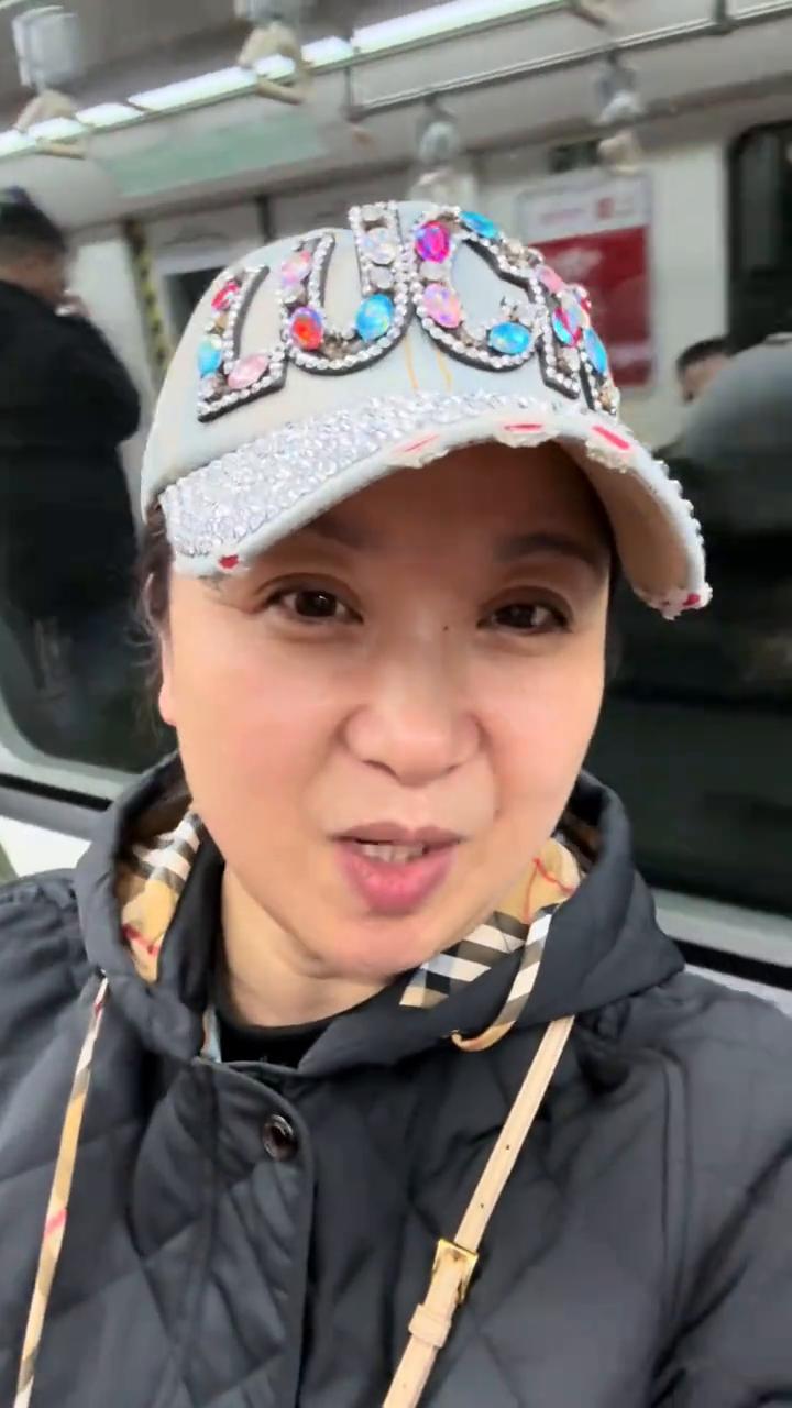 坐地铁，看看我旁边谁？新城三里，又宽还不堵。口罩卸了，这口罩太大了，我挡住了。