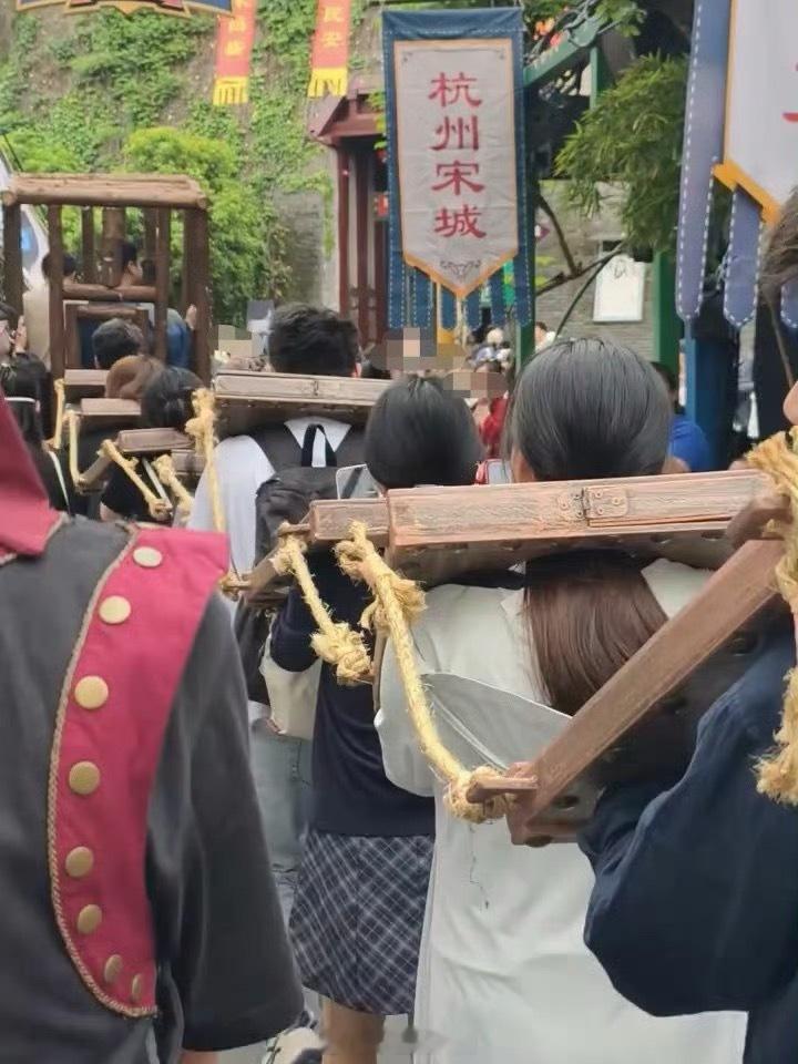 这是花280块去景区体验古代的坐牢，这届年轻人主打一个“花钱买罪受”。虽然看着更
