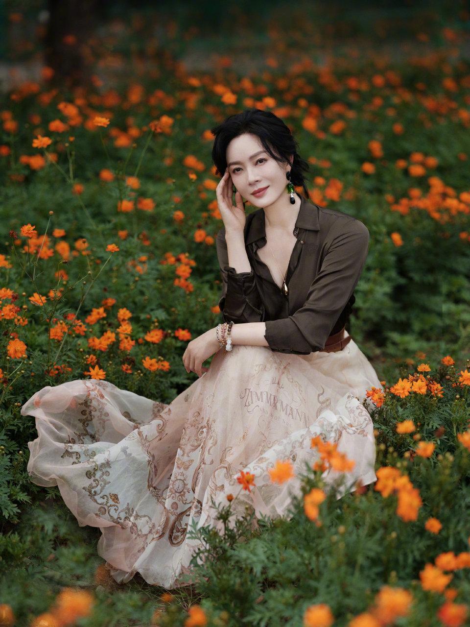 陈数这套搭配将通勤装的“克制美感”演绎得淋漓尽致。海藻绿缎面衬衫自带柔光质感，简