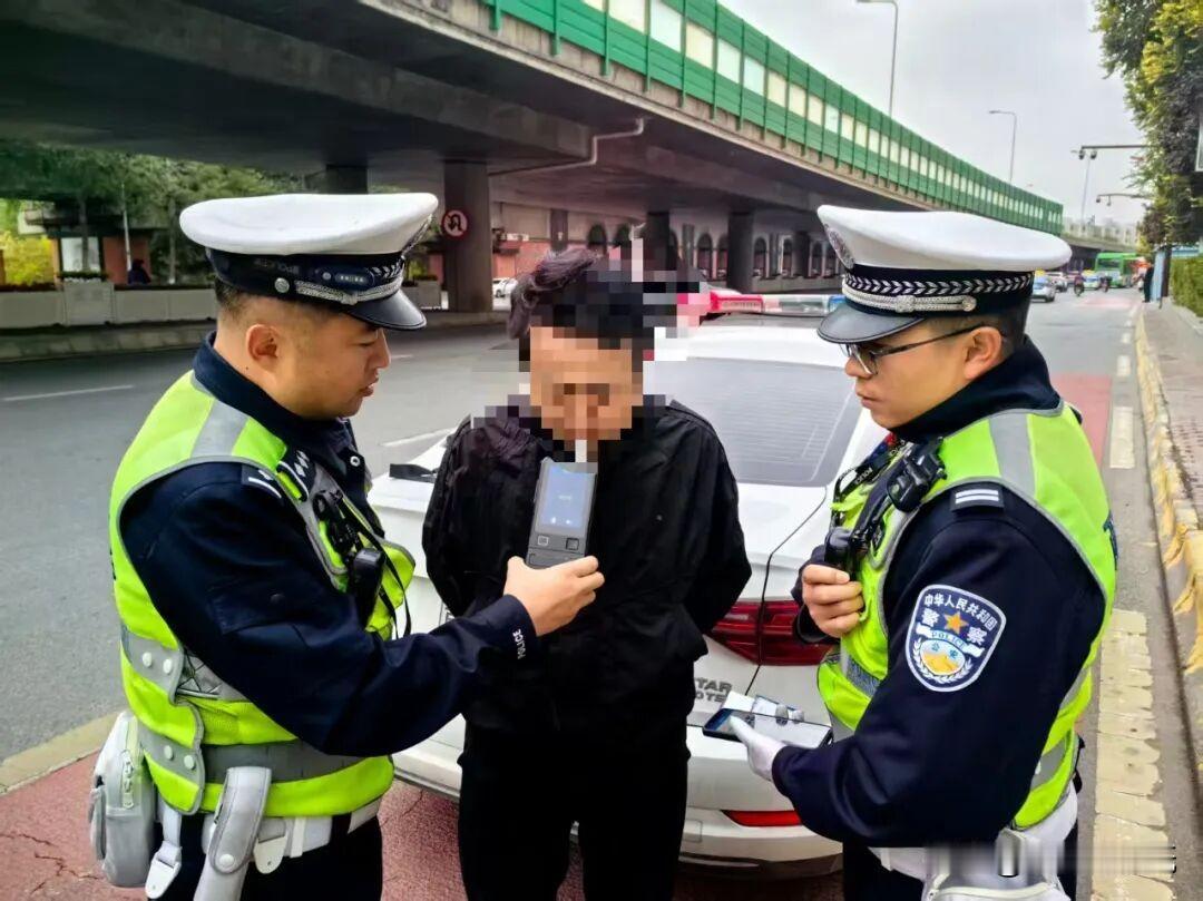 这大清早的，西宁这位司机在马路中间“睡”的真香…

见过心大的，没见过这么心大的