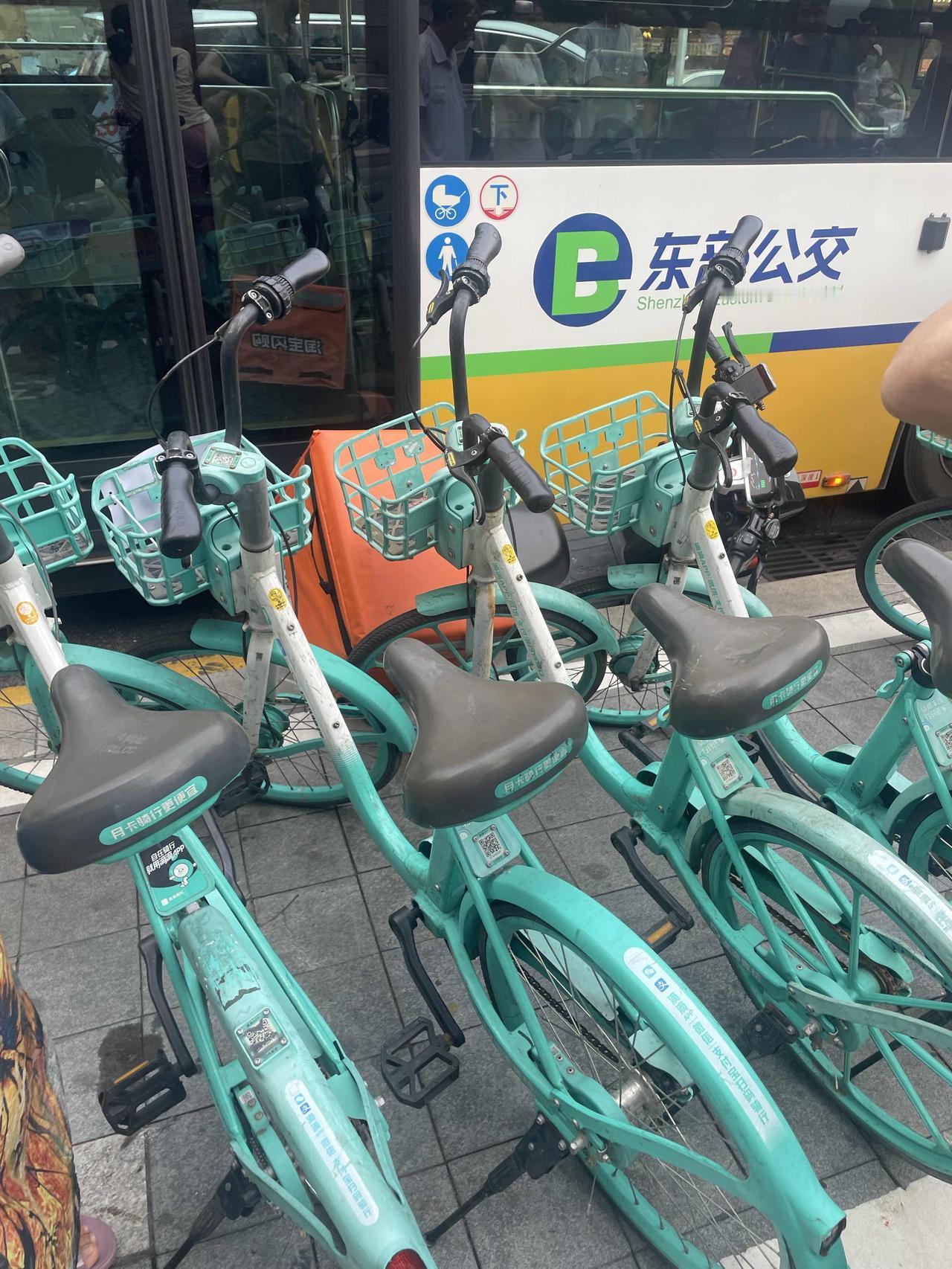 快递哥骑电动车走汽车道太危险了！电动车夹在路肩和小中巴车之间，好在人和车都没事！