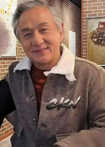 72岁成龙终于服软？4000万直接打进吴卓林信托，还设了每月10万的“死规矩”。