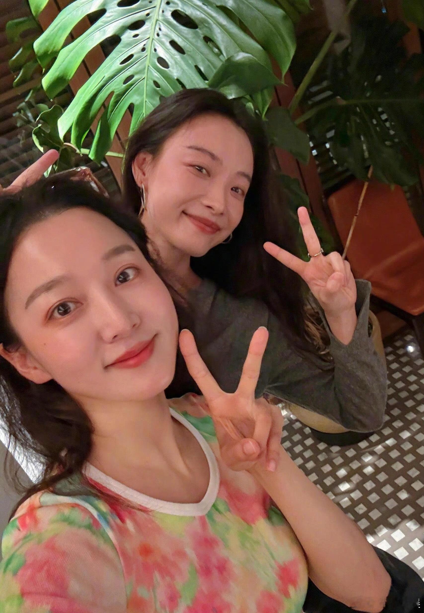 倪妮夏露合照马龙这天天的过的啥好日子啊，有这么个大美女当老婆，太幸福了吧，夏露和