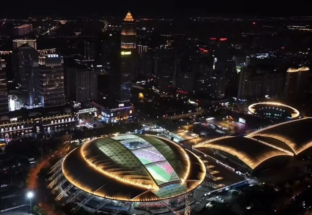 今天晚上南通天气预报有阵雨，换去年肯定提前关上南鸟巢的顶棚了，今天居然没关，而且