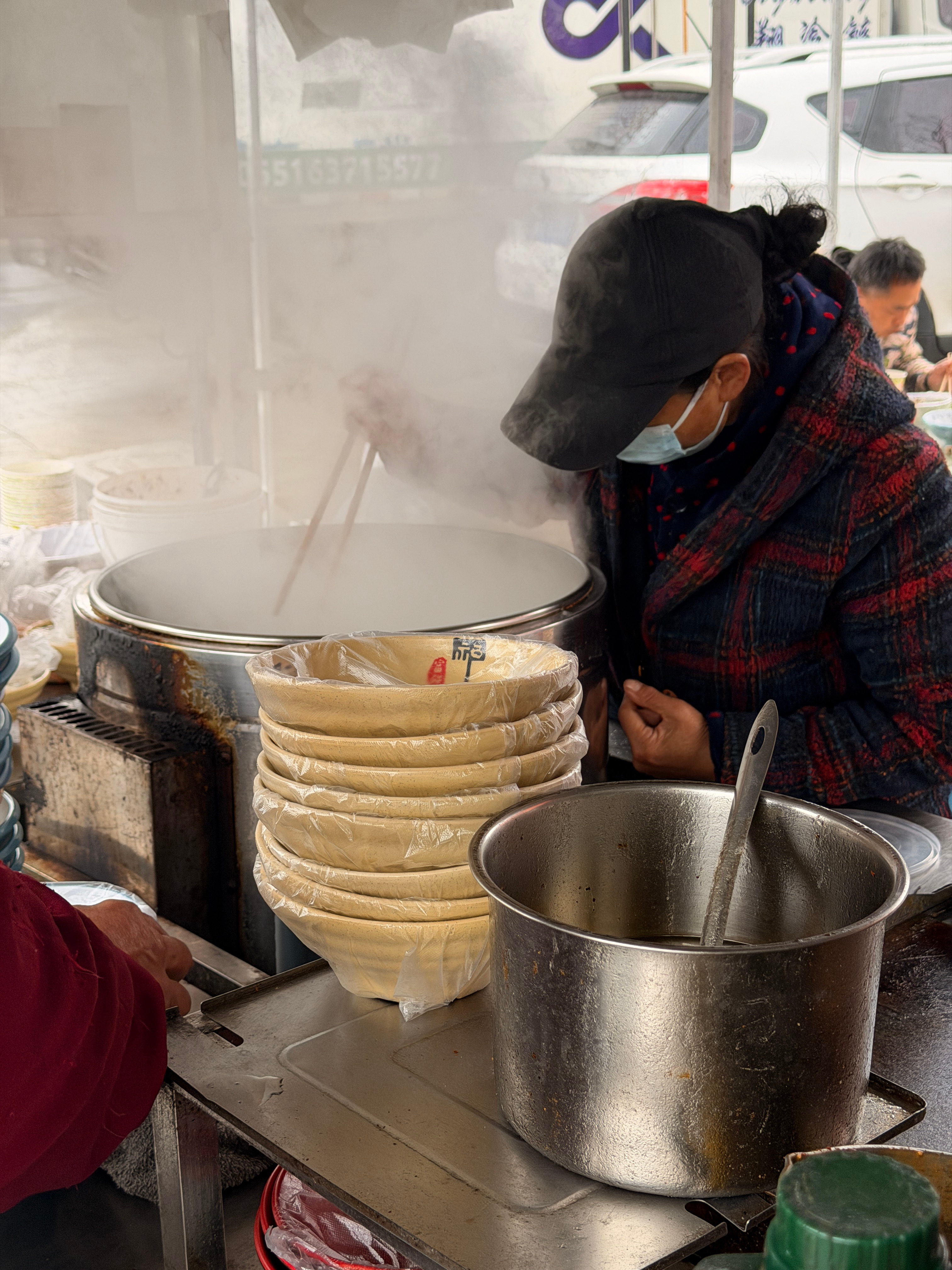 今天午饭是路边摊！楼下阿姨10块钱的15个饺子🥟量大又管饱～～ 合肥