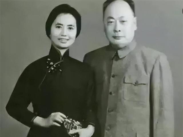 有一次，陈毅被妻子张茜锁在了门外，无论陈老总怎么叫门，张茜都不开，气的陈毅勃然大