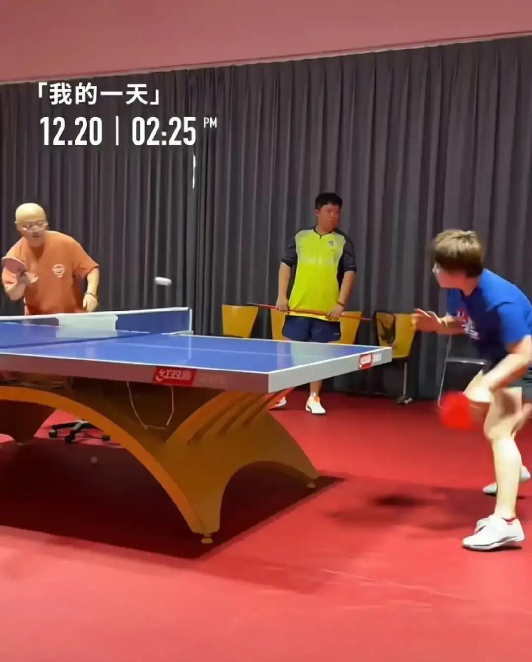 世界第三，在爸爸开的球馆练球。
 
排名升到第3，国家队用AI给她建模陪练。明年