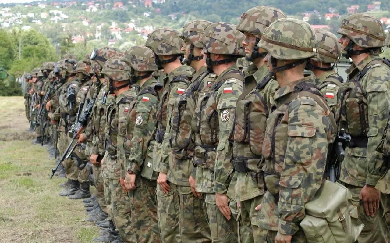 近日，波兰把1000名波兰军人和200件装备，送往与白俄罗斯的边境，以“展示应对