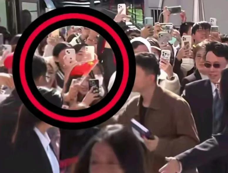 马龙从文化宫出来，给唯一拿着五星红旗的台湾同胞送了礼物，骨子里刻着爱国。

马龙