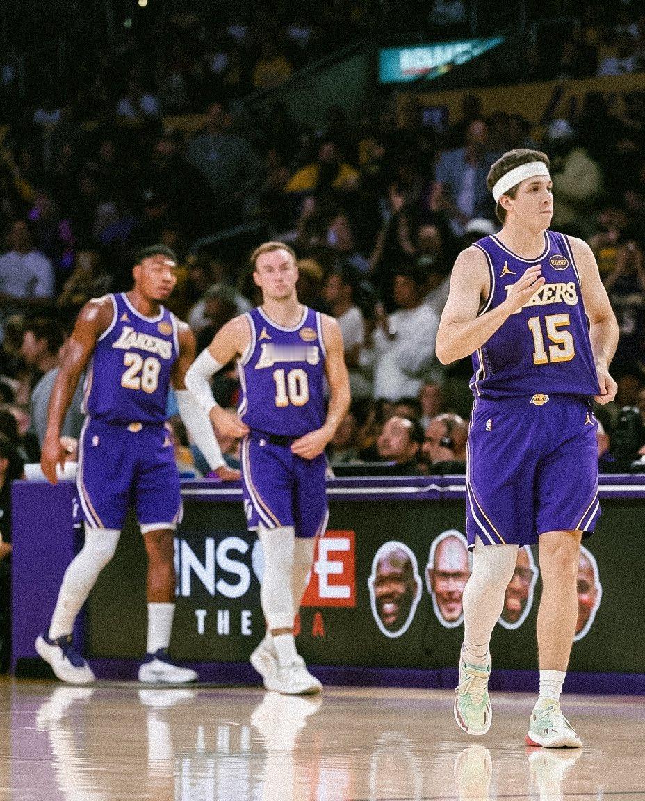 半场结束，湖人落后4分对面手感开了我们要减少失误啊！洛杉矶湖人火箭vs湖人里夫斯