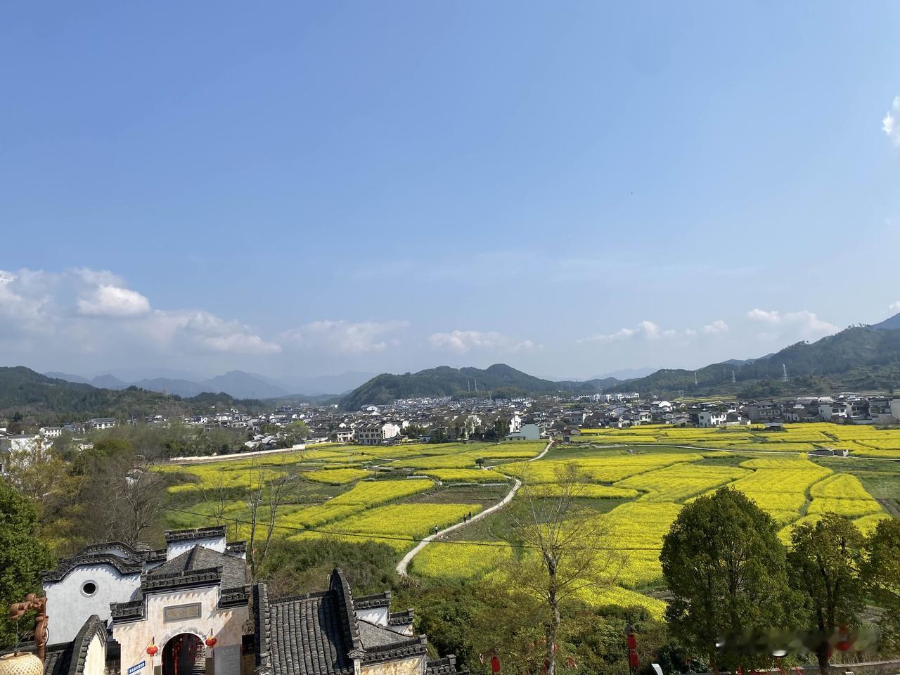 A级景区。
我很喜欢古色古香的山村，我们欣赏了比人还高的油菜花，村民们表演了节目