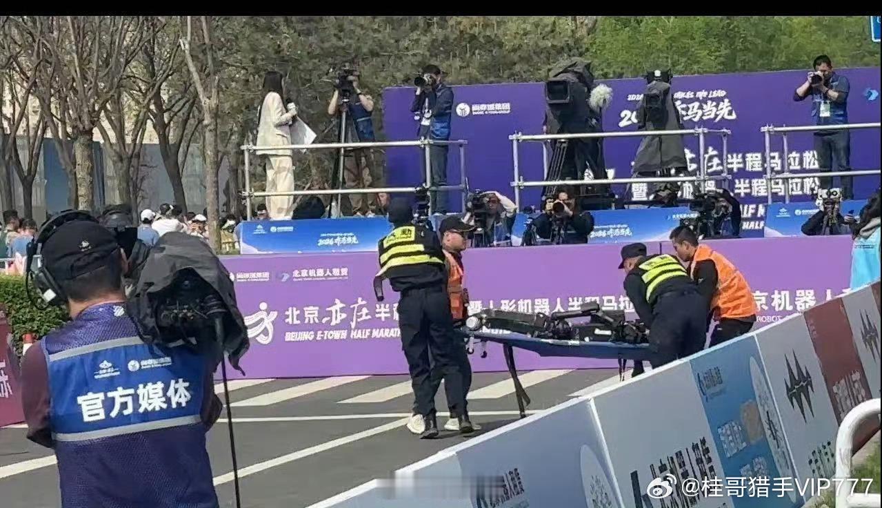 桂哥评：这种机器人马拉松的比赛设计，似乎偏离了需求点。谁需要机器人模拟人来跑步了