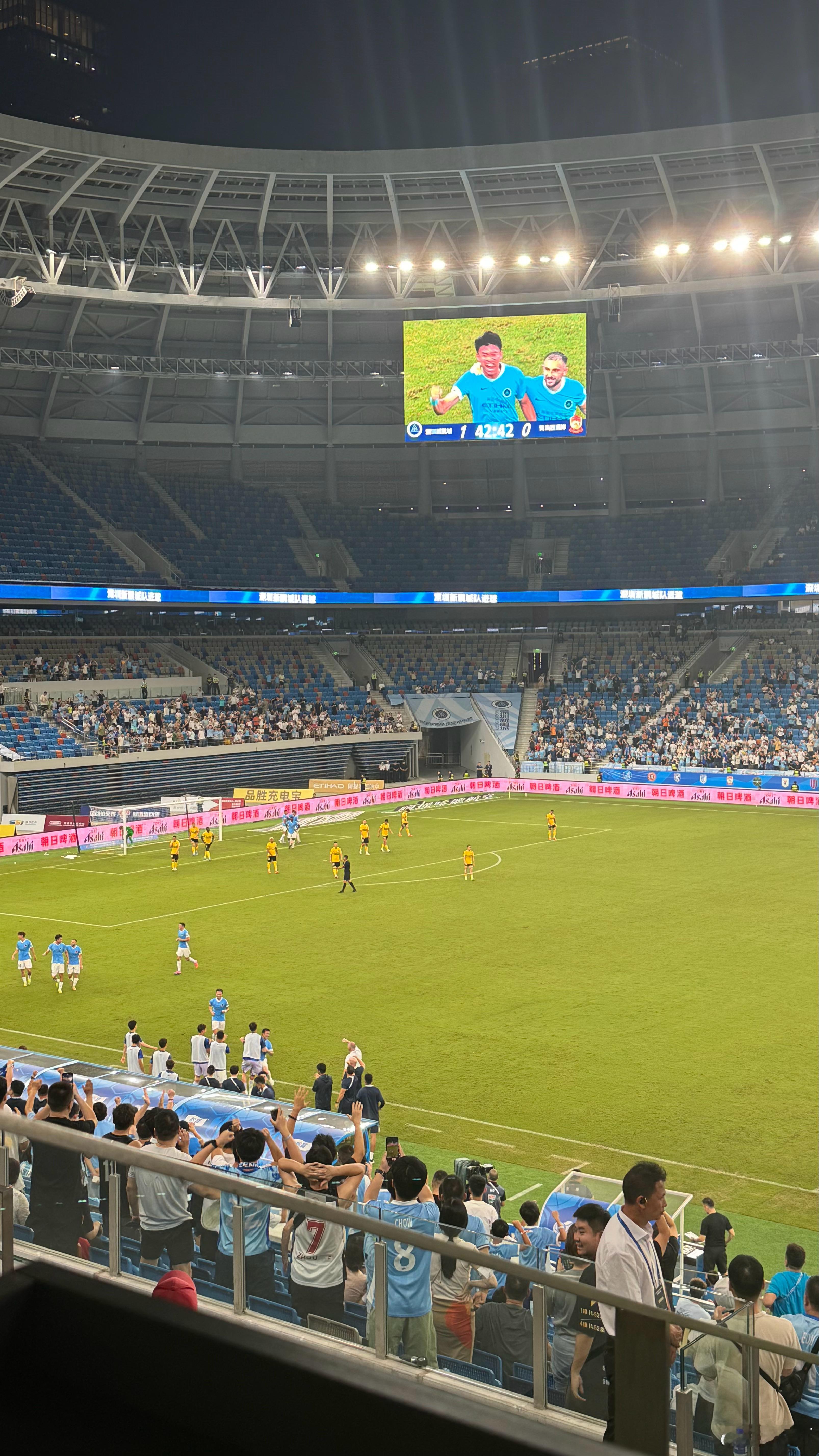 第43分钟。杨一鸣补射空门得手，深圳新鹏城2-0青岛西海岸。中超联赛深圳新鹏城v