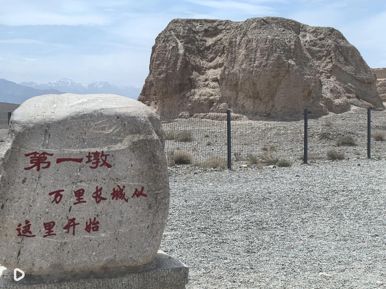 《孤寂的石墩》

当驼铃沉入沙海，
当沙粒漫过脚踝，
你独坐成一座光，
在讨赖河