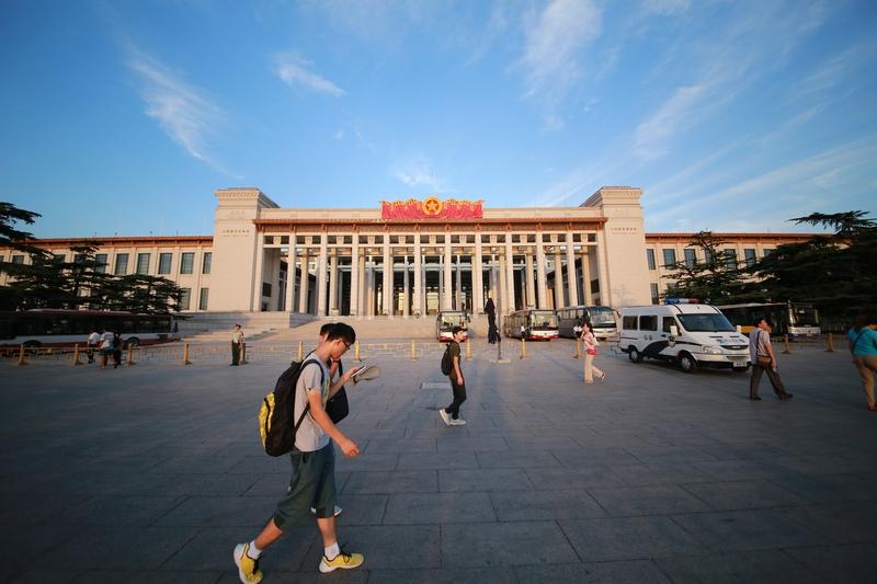 1959年国庆十周年时，北京十大建筑的落成，简直是奇迹。就拿人民大会堂来说，建筑
