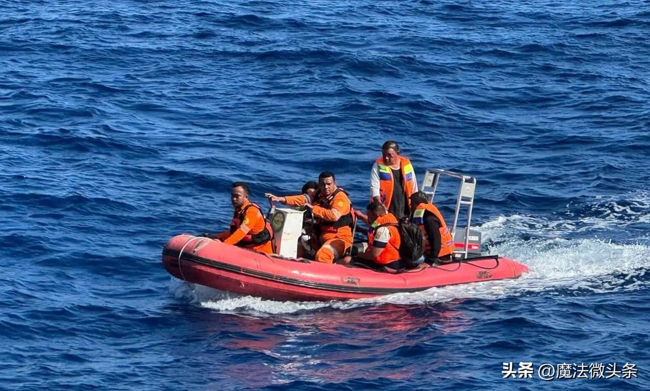印度尼西亚这次沉船事故简直是不幸中的万幸，21名船员全部获救！想象一下，在茫茫大