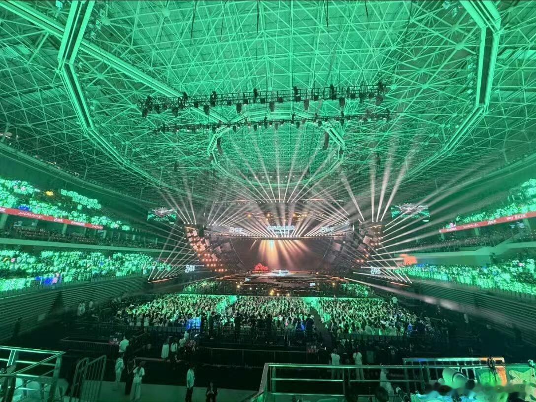 快手超级夏晚现场，属于贺峻霖的绿海 ​​​