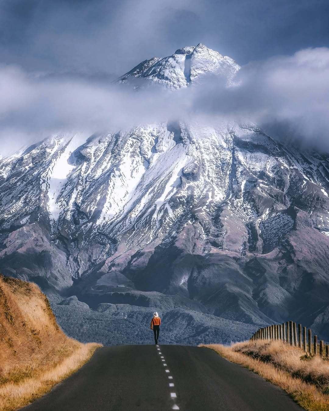 生活手记 夕阳吻上雪峰，为群山披上暖金外衣，云海如绸缎缠绕山腰，松林静默成剪影。